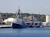 イージス艦(マウスオンで、軍港めぐりの客船)
