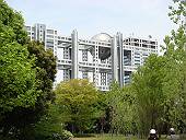 新緑越しのフジテレビ