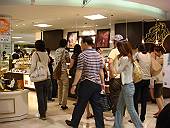 人だかりのGODIVA