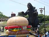 ハンバーガーに襲いかかるゴジラ(マウスオンで、ラベンダー)