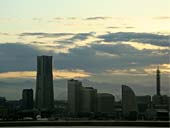 夕日に照らされる、みなとみらい