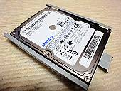 新しいHDDをユニットにネジ止めした図
