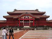 首里城正殿(マウスオンで園比屋武御嶽石門)